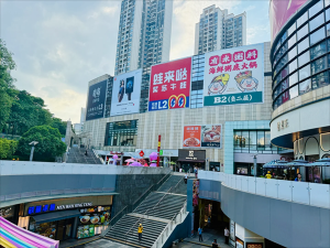 商場(chǎng)外墻廣告巨幅是什么材質(zhì)？